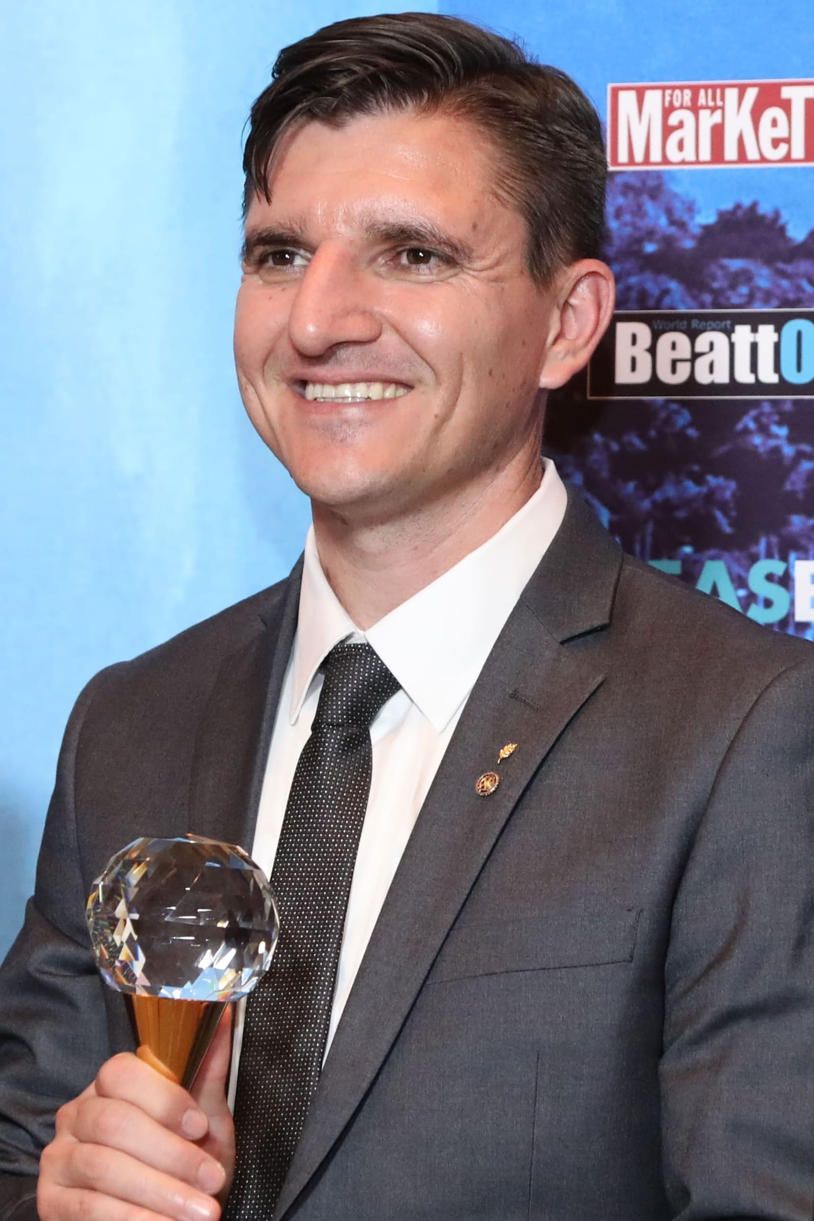 Representante do Grupo New Life segura troféu em cerimônia de premiação internacional