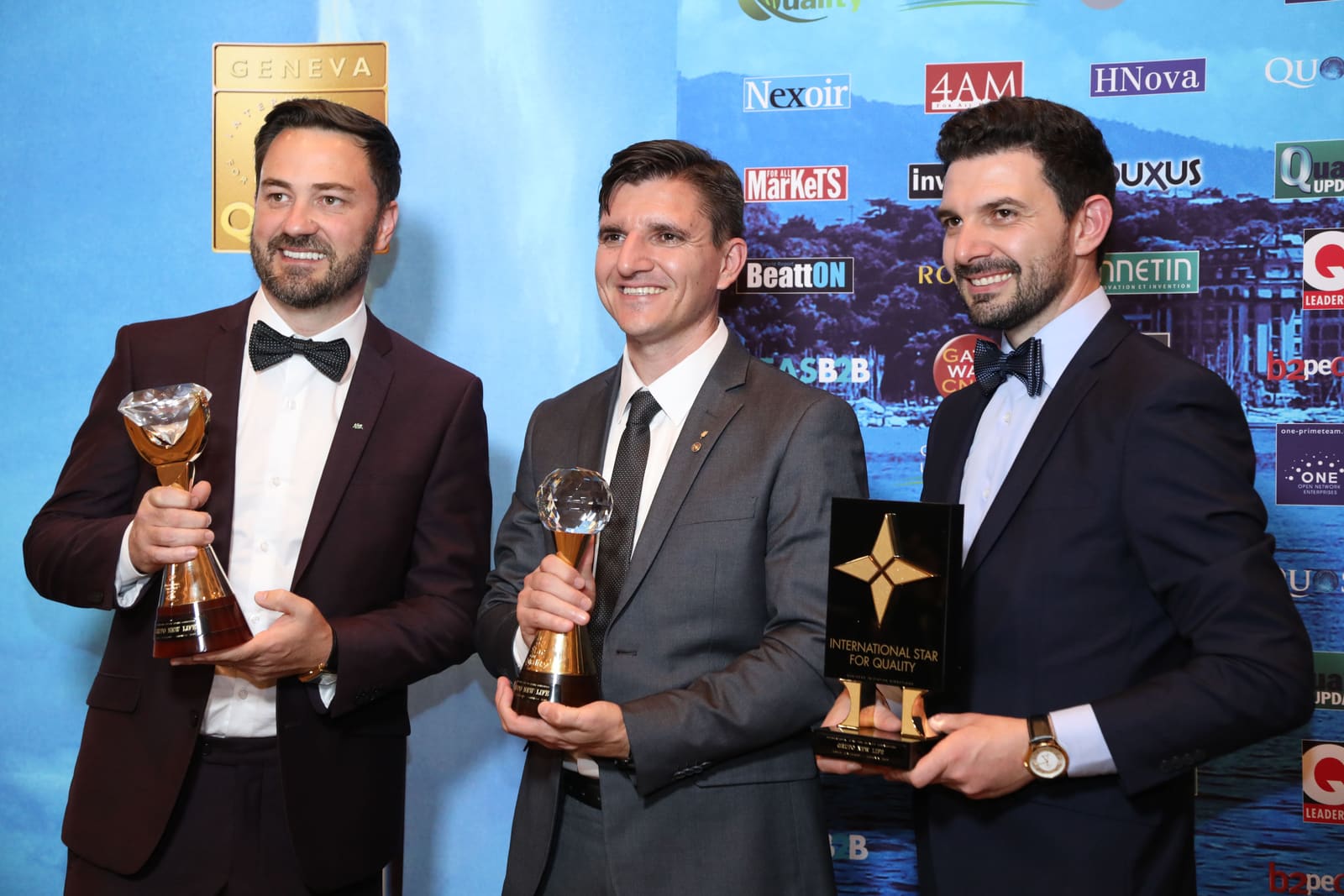 Representantes do Grupo New Life recebem troféus em cerimônia de premiação internacional